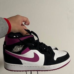 Nike Women's Black, White, and Pink Sneakers